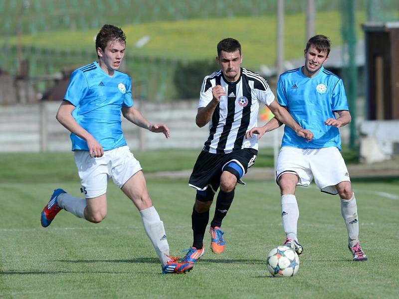 Fotbalisté Želatovic (v pruhovaném) proti Sokolu Určice