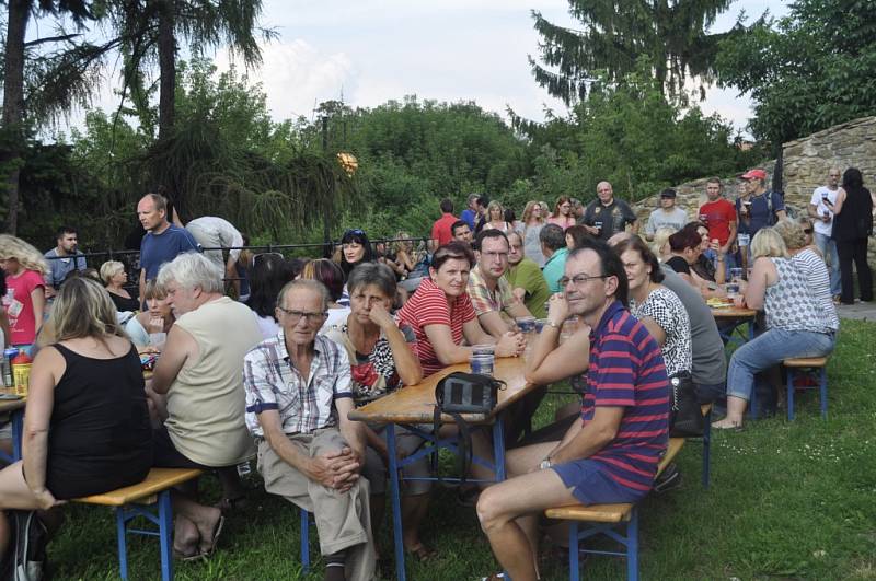 Koncert skupiny Atarés u městských hradeb v Přerově, který se konal v úterý večer, se vydařil. Na prostranství u sochy Neptuna zněly divoké latinsko-americké rytmy, lidé tančili a dobře se bavili.