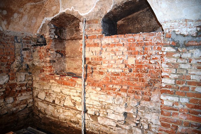 Přerovští archeologové odkryli během záchranného výzkumu pozůstatky středověké tvrzi, která stála na místě dnešního dřevohostického zámku.