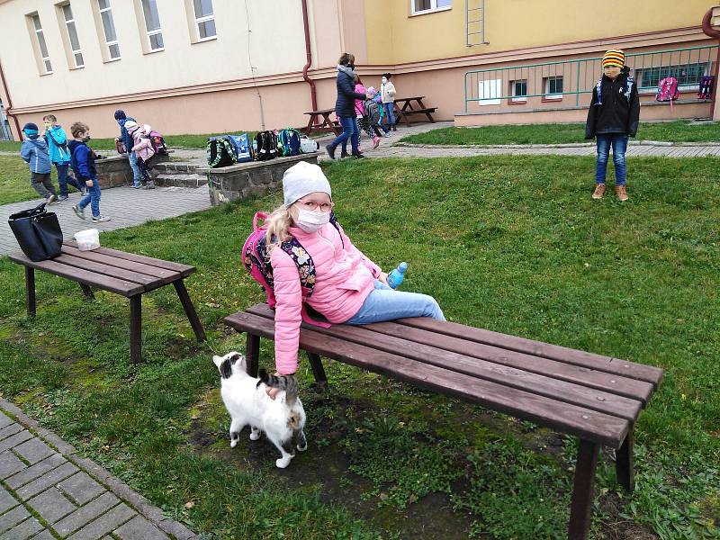 Možnost trávit více čase venku i při výuce mají děti na Základní škole v Dřevohosticích.