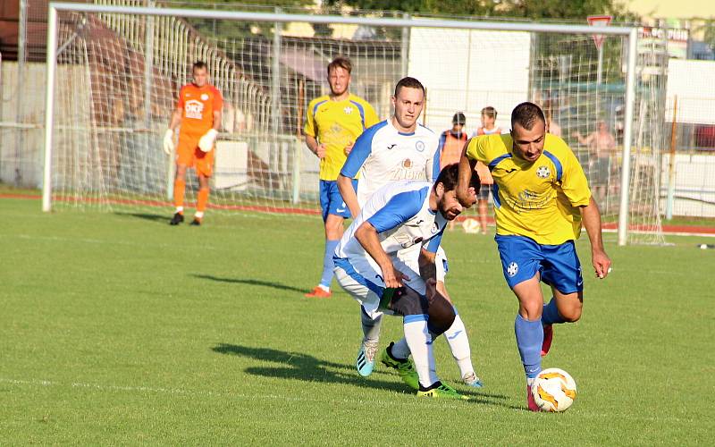 Úvodní kolo divize E nabídlo derby v Přerově mezi domácí Viktorkou (v bílém) a Kozlovicemi.