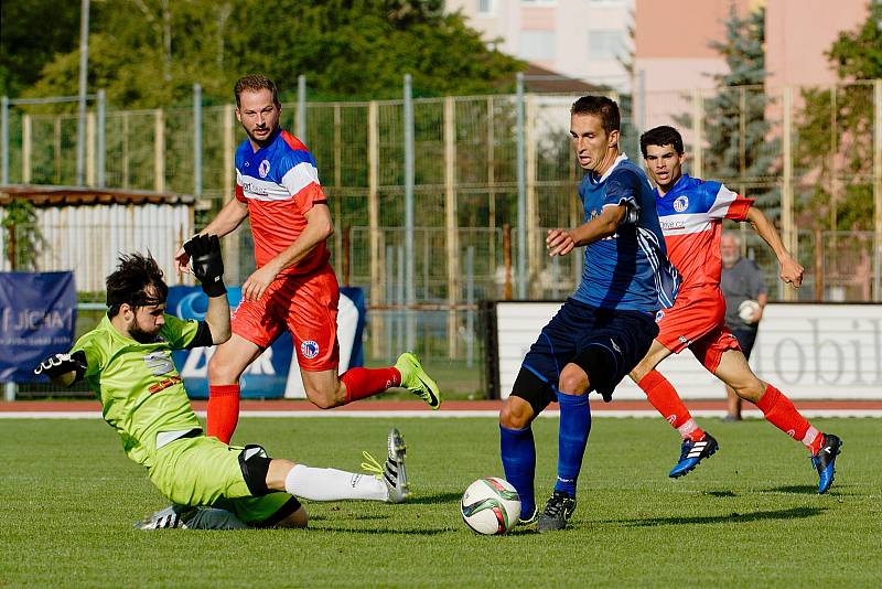 Fotbalisté 1. FC Viktorie Přerov (v modrém) proti Černovíru.