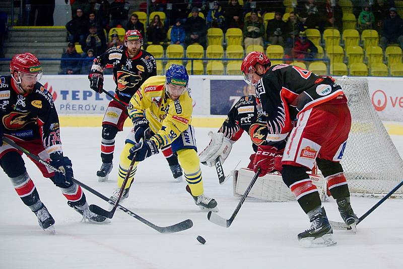 Hokejisté Přerova (ve žlutém) proti Prostějovu (4:2).