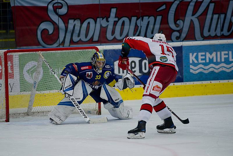 Hokejisté Přerova (v modrém) porazili v domácím derby Prostějov 4:3 po samostatných nájezdech