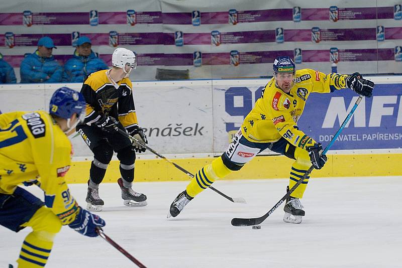 Hokejisté Přerova (ve žlutém) sestřelili Kadaň 8:2. Foto: Deník/Jan Pořízek