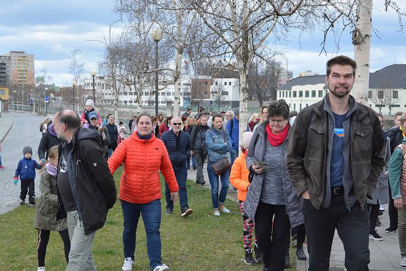 Vhozením smrtky do řeky Bečvy se děti z Folklorního souboru Trávníček rozloučily se zimou. Tradiční vynášení smrtky přilákalo v neděli dopoledne do centra Přerova davy lidí.