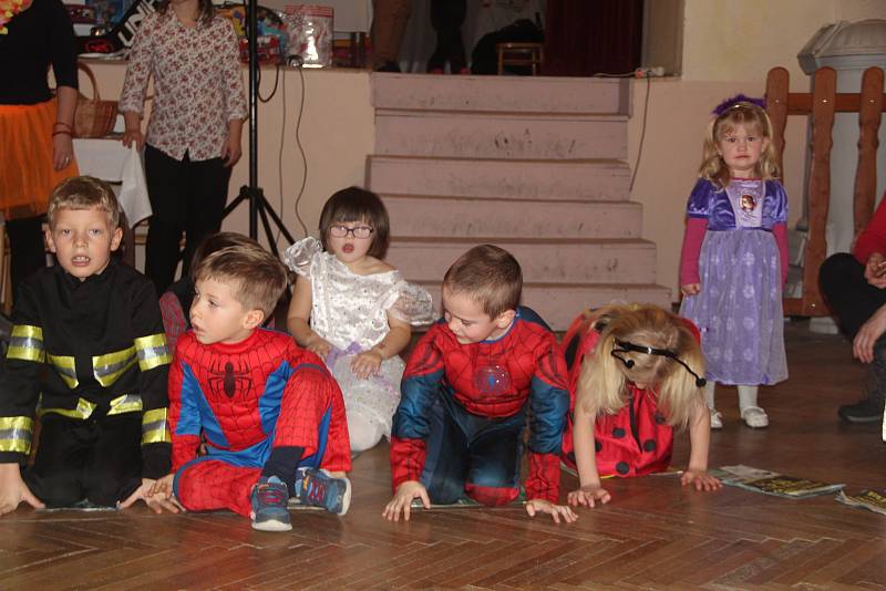 Plesovou sezónu v Partutovicích zahájila akce pro nejmenší -  Dětský karneval masek. Kromě hudby, tanečků, soutěží o sladké odměny byla připravená i  bohatá tombola a vynikající domácí občerstvení.