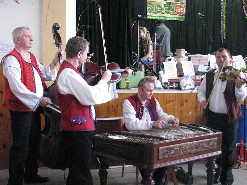 Soutěž destilátů Vlkošská baňka se konala v sobotu 26.3.2011 už popáté. Do Vlkoše přijeli palírníci z celé střední Moravy. Zahrála jim k tomu Vsetínská cimbálová muzika.