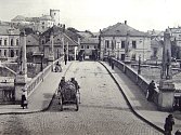 Historický pohled na Tyršův most a centrum města