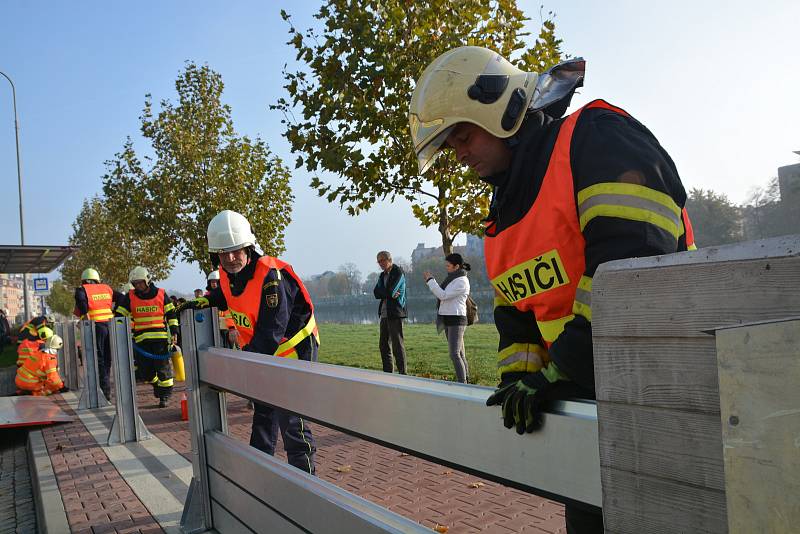 Protipovodňové hasičské cvičení u Bečvy v Přerově