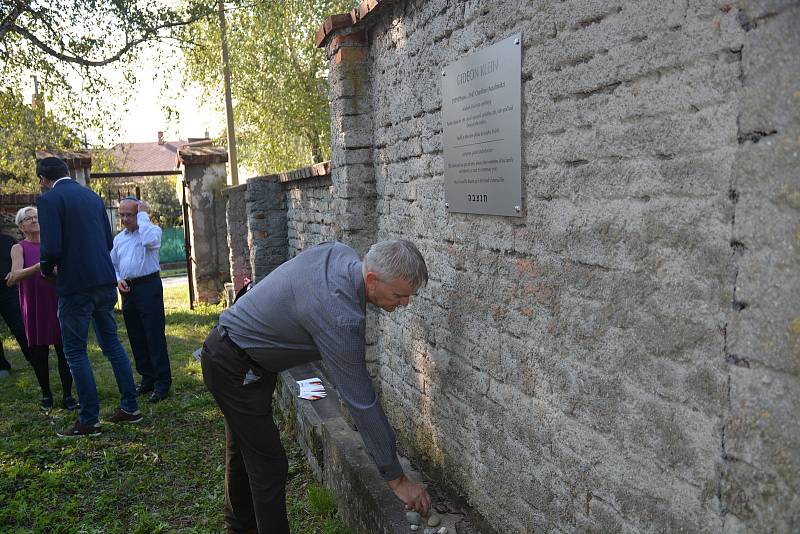 Na židovském hřbitově v Přerově byla ve čtvrtek odhalena pamětní deska, která připomíná slavného rodáka - židovského skladatele a klavíristu Gideona Kleina. Město si letos připomíná sto let od jeho narození.