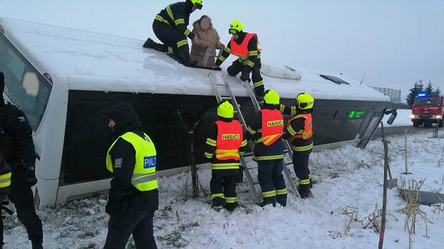 Nehoda autobusu v Horních Nětčicích. 23. 1. 2023