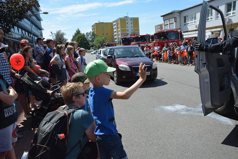 Řadu zajímavých ukázek zásahů policie, hasičů a armády mohli zhlédnout návštěvníci tradiční akce Občan a bezpečnost u budovy policie poblíž přerovského výstaviště. 24. června 2022