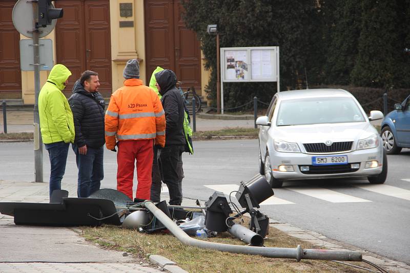 Pracovníci magistrátu, technických služeb a firmy AŽD Praha v pondělí řešili, jak co nejrychleji spravit spadený semafor na křižovatce ulic Palackého a Komenského v Přerově.