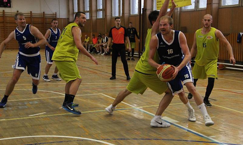 Basketbalisté Lipníku (ve žlutém) v utkání s BK Žďár nad Sázavou.