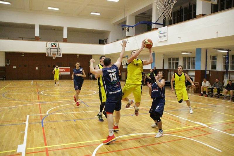 Basketbalisté Přerova (ve žlutém) proti TJ Sigma Hranice.