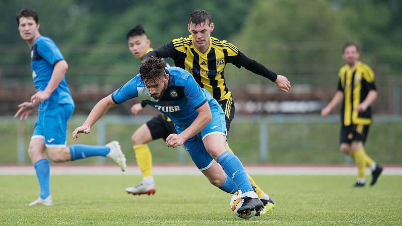 Fotbalisté 1. FC Viktorie Přerov (v modrém) proti FK Nové Sady v přátelském utkání.