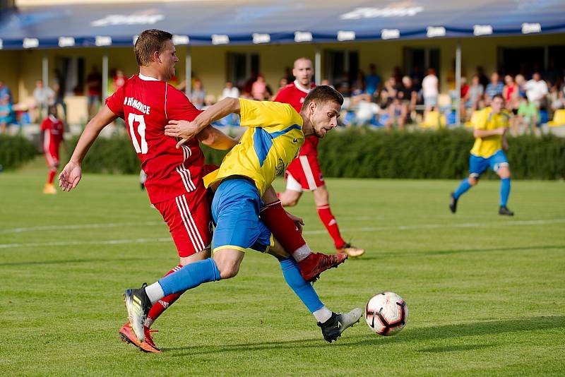 Fotbalisté Kozlovic (ve žlutém) proti FC Heřmanice Slezská