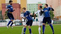 Fotbalisté Přerova (v modrém) v derby proti FC Želatovice (1:0).