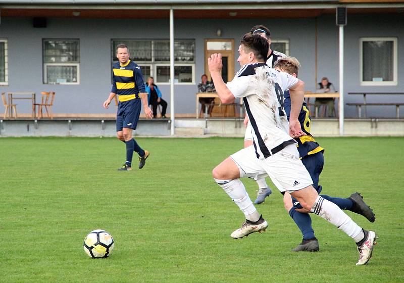 Fotbalisté Želatovic (v černobílém) v utkání s Dolany.