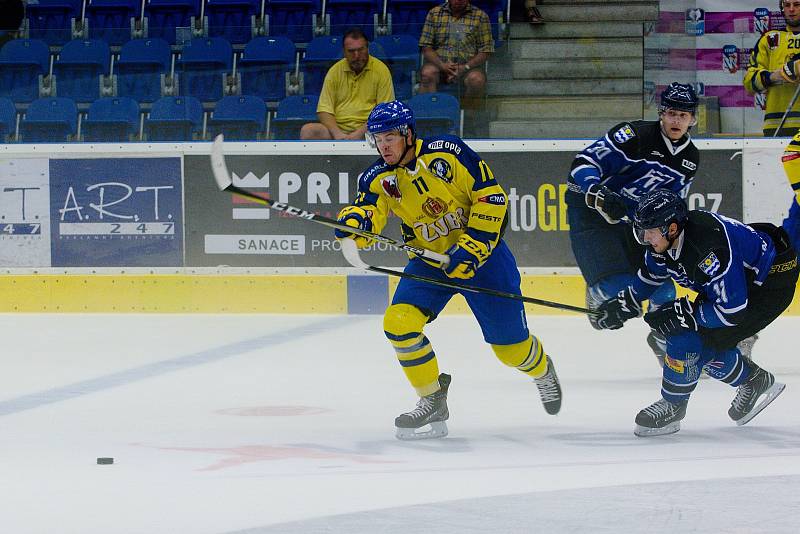 Hokejisté HC Zubr Přerov (ve žlutém) v přípravě proti Havířovu.