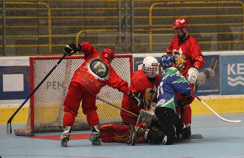 Inline hokejisté Přerova (v červeném) v domácím utkání s IHC Night Birds Praha (5:4).