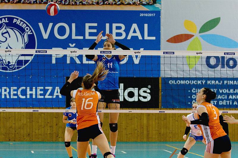 Volejbalistky Přerova (v modrém) proti Šternberku (3:2). Foto: Deník/Jan Pořízek