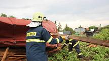 Poničené střechy rodinných domů, vyvrácené stromy a trámy, které se rozletěly jako třísky do okolí. Tak to vypadalo v pátek odpoledne v Uhřičicích na Kojetínsku, kterými se prohnala silná vichřice