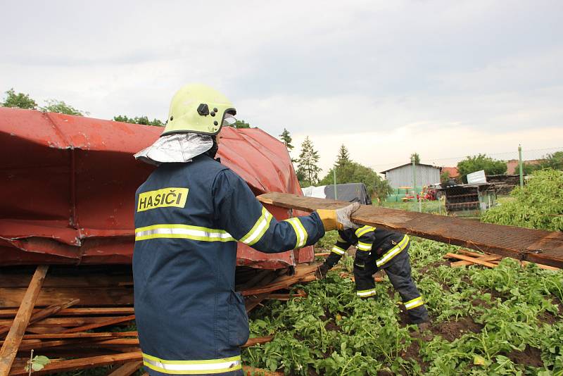 Poničené střechy rodinných domů, vyvrácené stromy a trámy, které se rozletěly jako třísky do okolí. Tak to vypadalo v pátek odpoledne v Uhřičicích na Kojetínsku, kterými se prohnala silná vichřice