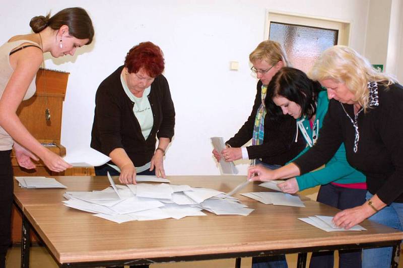 Krajské volby: počítání hlasů v Přerově