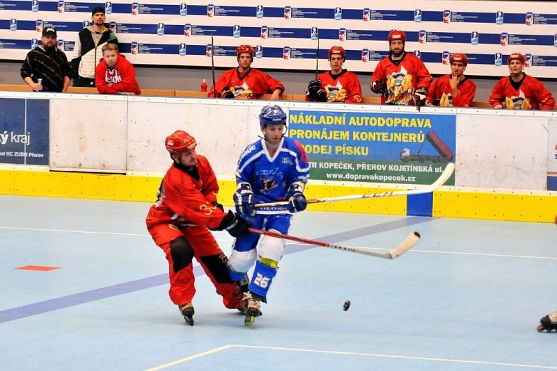 Přerovští inline hokejisté (v červeném) proti olomouckým Eagles 