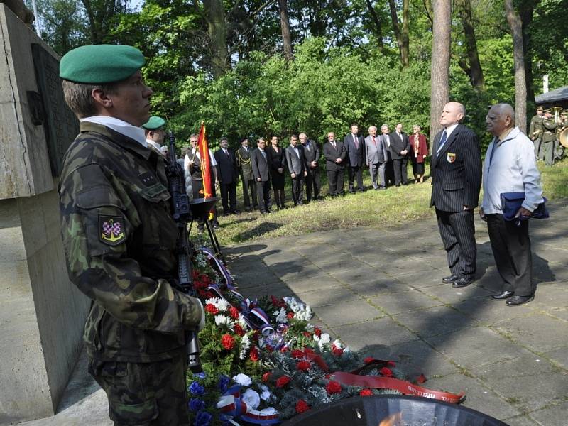 Uctít památku obětí Přerovského povstání přišli k památníku v olomoucké čtvrti Lazce zástupci města, kraje, Sokola a dalších organizací.