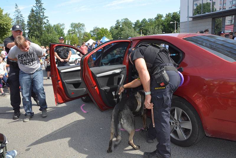 Řadu zajímavých ukázek zásahů policie, hasičů a armády mohli zhlédnout návštěvníci tradiční akce Občan a bezpečnost u budovy policie poblíž přerovského výstaviště. 24. června 2022