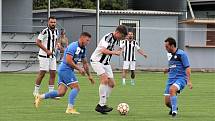 Fotbalisté FC Želatovice v přípravném utkání s 1. FC Viktorie Přerov (v modrém).