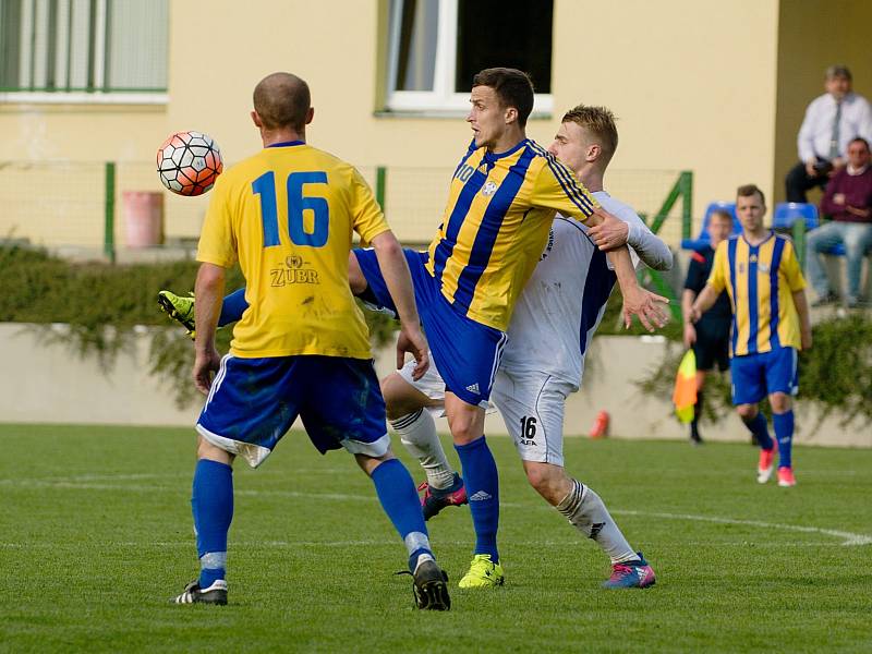 Fotbalisté Kozlovic (v pruhovaném) v domácím zápase proti Velkým Karlovicím (3:1). Foto: Deník/Jan Pořízek