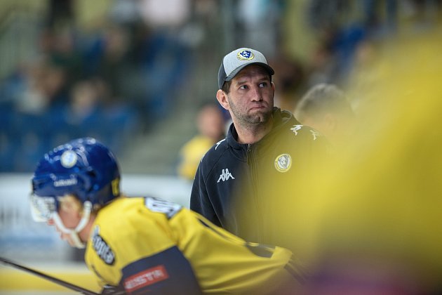 Hokejisté Přerova (ve žlutém) v přípravném utkání proti Šumperku. Lukáš Menšík