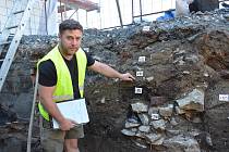 Archeologové provádějí záchranný výzkum u Blažkova domu na Masarykově náměstí v Přerově, který nyní prochází rekonstrukcí. (Na snímku archeolog Zdeněk Schenk)