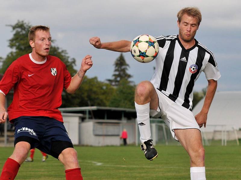 Fotbalisté Želatovic (v bílořerné) proti béčku HFK Olomouc