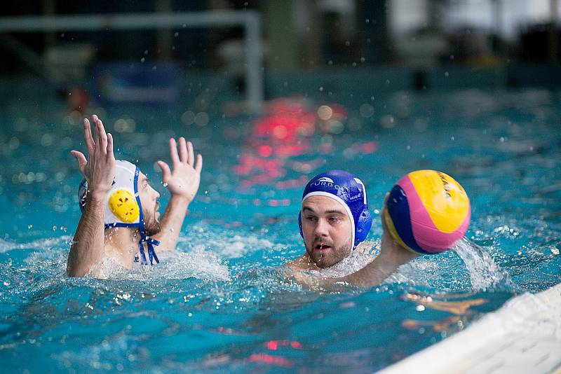 Vodní pólisté Přerova (v bílých čepicích) v domácím utkání s Kometou Brno (7:12).