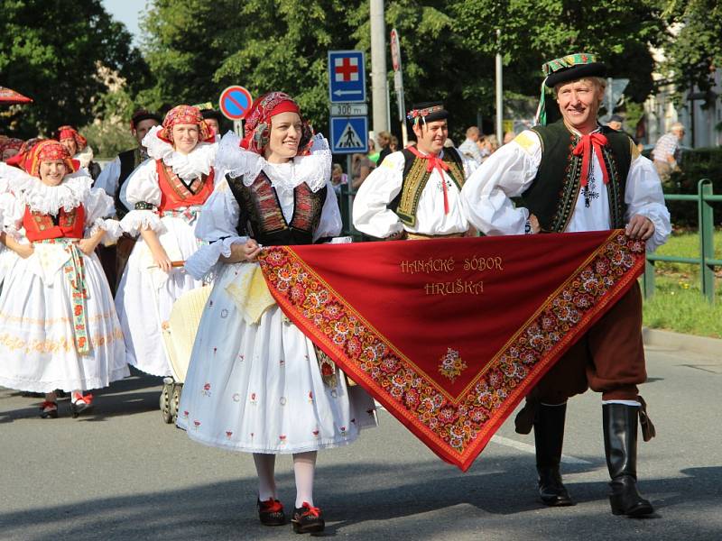 Velkolepý krojovaný průvod Hanáků s Ječmínkovou jízdou králů prošel v neděli ráno ulicemi Kojetína. Město celý víkend žilo tradičními hody.