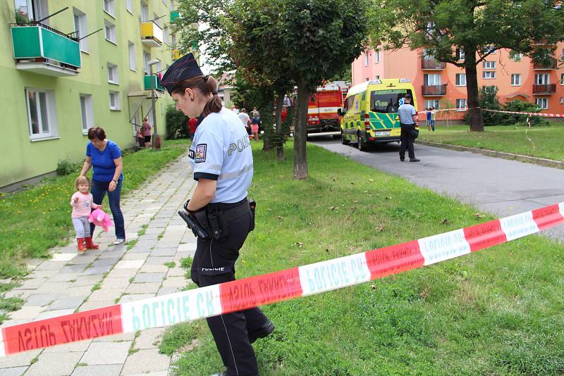 Na dvě desítky obyvatel panelového domu v ulici Interbrigadistů v Přerově musely být evakuovány při rozsáhlém požáru v jednom z bytů. 13.8.2019