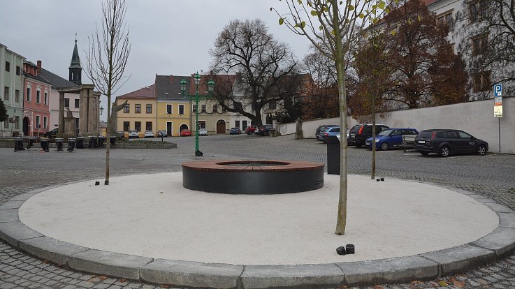 Horní náměstí v Přerově zdobí nový prvek - replika původní Pernštejnské studny. Na prostranství byly vysázeny tři nové lípy.