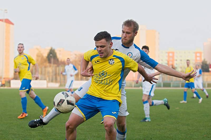 Fotbalové derby mezi domácím Přerovem a Kozlovicemi ovládla 2:1 Viktorka. Kamil Chudoba (ve žlutém) vs. Vít Koplík. Foto: Deník/Jan Pořízek