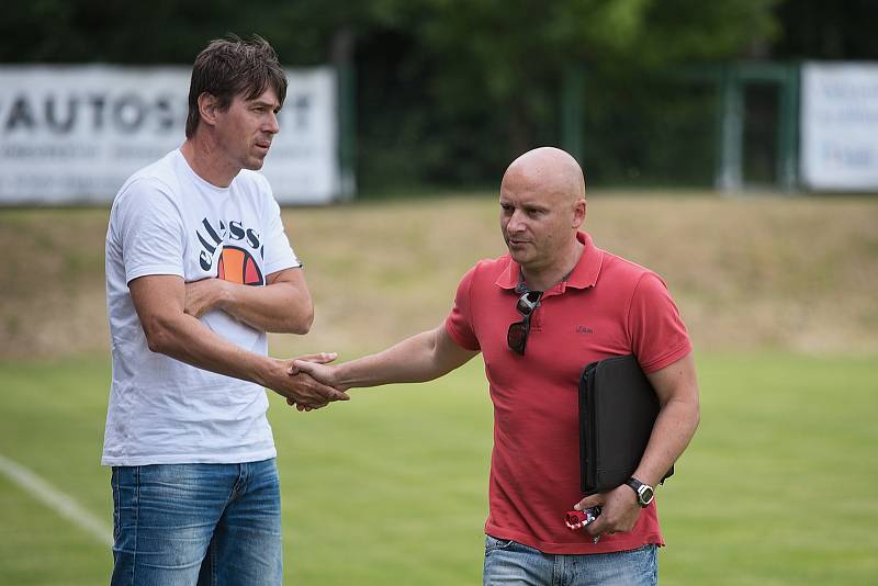 Fotbalisté FK Kozlovice (ve žlutém) v přátelském utkání s Vyškovem. Jan Trousil a Vlastimil Chytrý