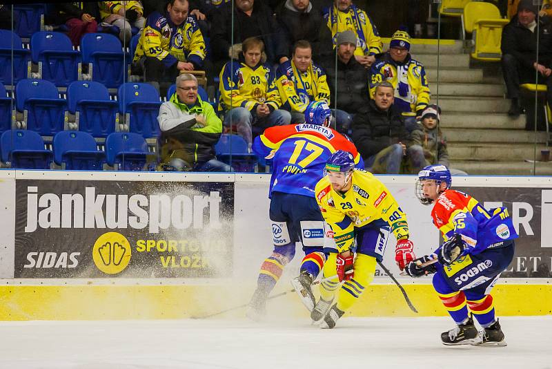 Hokejisté Přerova (ve žlutém) porazili v domácím utkání České Budějovice 2:1