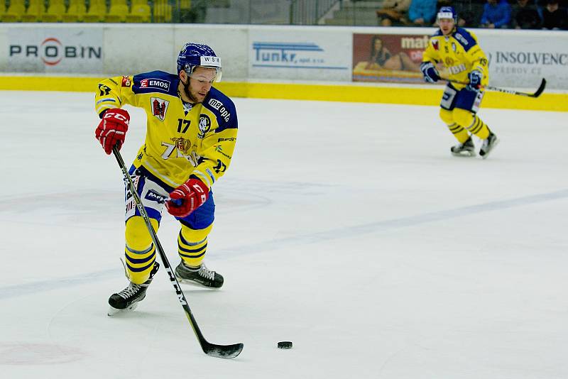 Hokejisté HC Zubr Přerov (ve žlutém) v derby s Prostějovem (4:1).