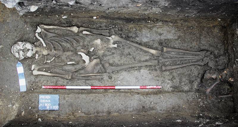 Přerovští archeologové odkryli v areálu hasičské stanice na Šířavě dva kostrové hroby z mladší doby hradištní.