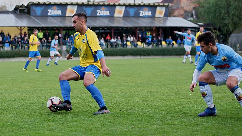 Fotbalisté Kozlovic (ve žlutém) proti Hranicím