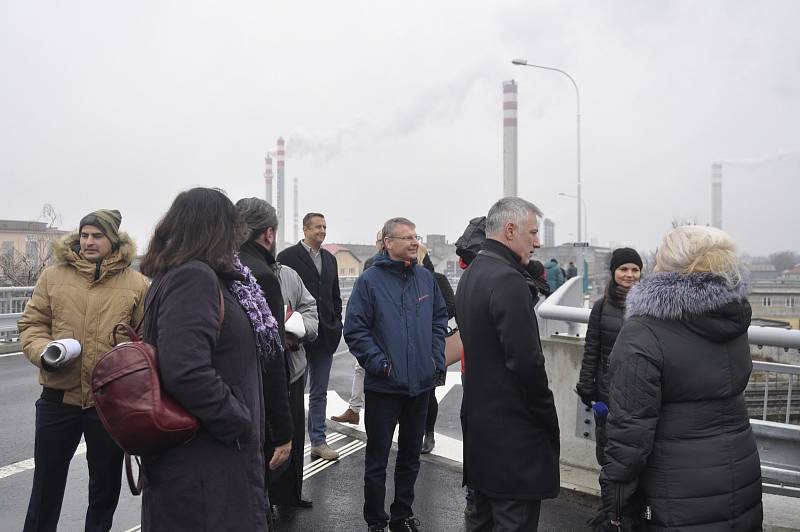 Dvěma nově postaveným mostům, které vedou k chemičce, požehnal přerovský farář Josef Rosenberg.