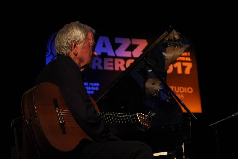 Matějská jazzová pouť v Přerově se vydařila. Na pódiu Městského domu se vystřídaly dvě skvělé skupiny - Spirituál kvintet a J. J. Jazzmen se zpěvačkou Lucií Zemanovou.